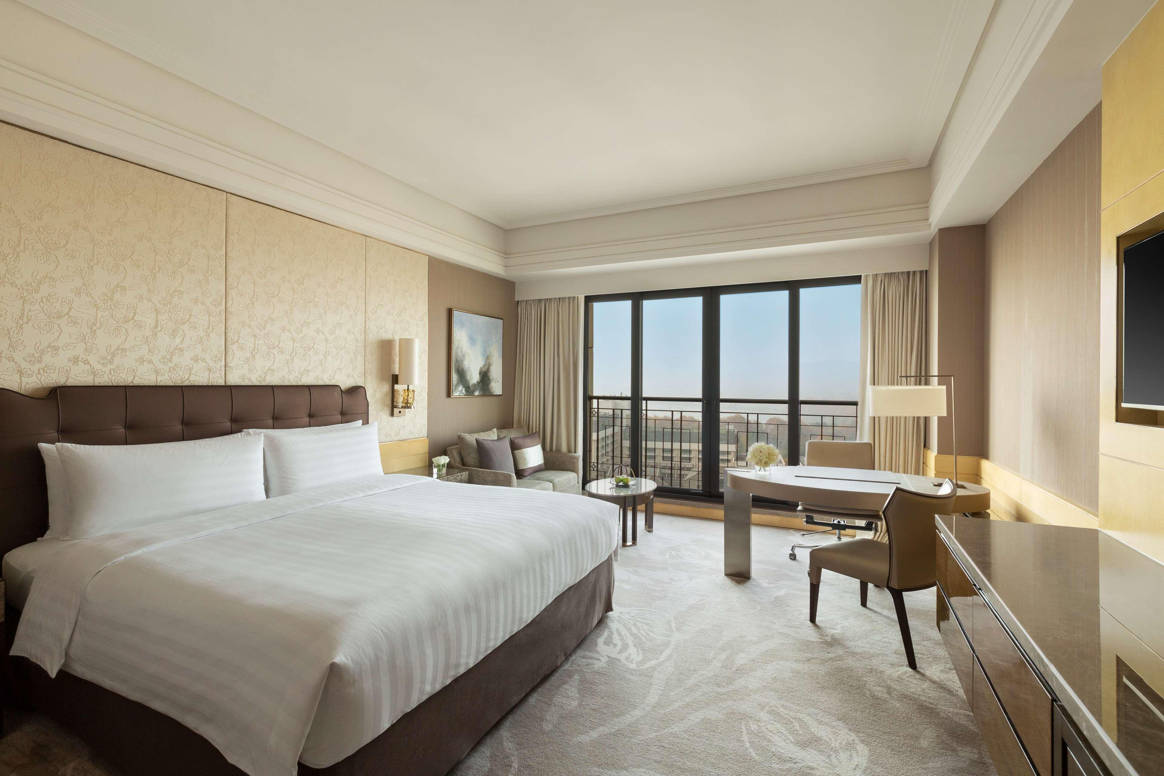 Hotel Midtown Shangri-La, Hangzhou - Around 5 Minutes Walking Distance To West Lake